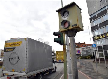 Der Ampelblitzer am Elbinger Platz ist zwar vom gleichen Typ wie die abgeschalteten in Niedersachsen, aber in Bremerhaven seien sie ordnungsgemäß verbaut worden, erklärt das Ordnungsamt.