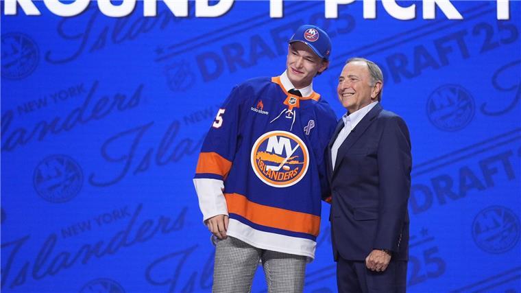 Der an Nummer eins im Draft ausgewählte Matthew Schaefer (l) und NHL-Chef Gary Bettman
