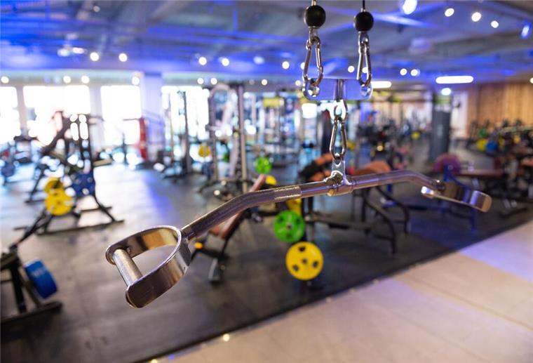 Ein leeres Fitnessstudio. 