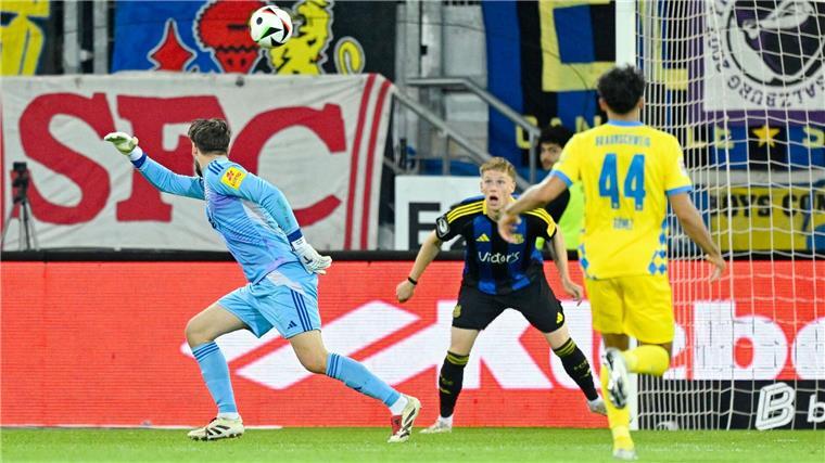 Der Anfang vom Ende für den 1. FC Saarbrücken: Torwart Menzel kann das 0:1 nicht verhindern.