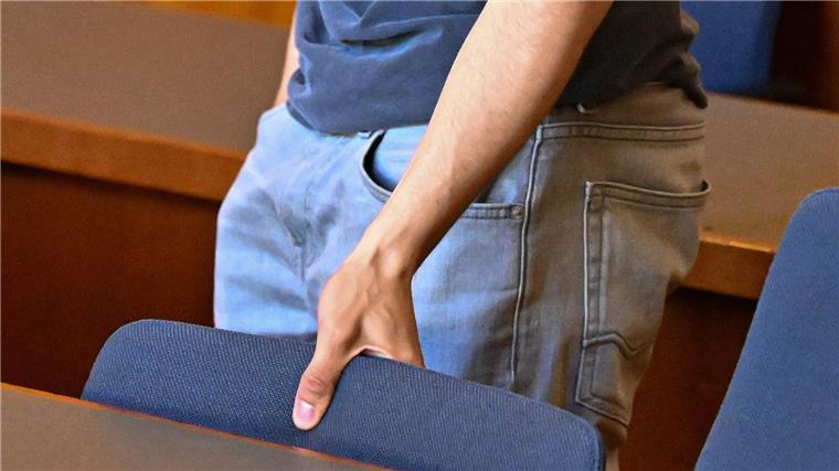 Junger Mann wegen Zwangsprostitution vor Gericht Der Angeklagte betrat kurz nach dem Richter den Saal.