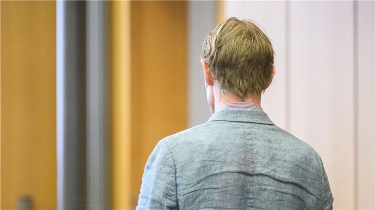 Prozess gegen Christian B.: Ermittlungsarbeit kritisiert Der Angeklagte Christian B. kommt in den Gerichtssaal im Landgericht Braunschweig.