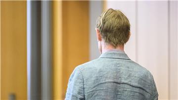 Prozess gegen Christian B.: Ermittlungsarbeit kritisiert Der Angeklagte Christian B. kommt in den Gerichtssaal im Landgericht Braunschweig.