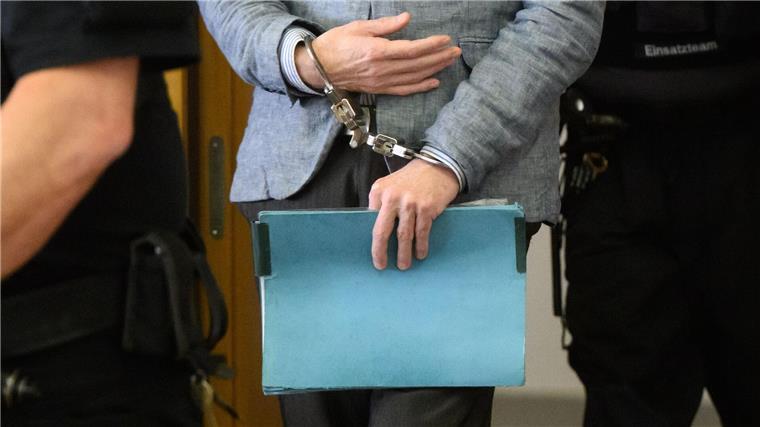 Zeugin will Christian B. als Täter erkennen Der Angeklagte Christian B. kommt mit Handschellen in den Gerichtssaal im Landgericht Braunschweig.