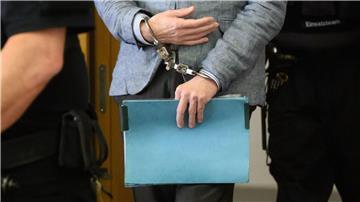 Zeugin will Christian B. als Täter erkennen Der Angeklagte Christian B. kommt mit Handschellen in den Gerichtssaal im Landgericht Braunschweig.