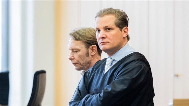 Christian B. aus Mangel an Beweisen freigesprochen Der Angeklagte Christian B. (l.) nahm das Urteil neben seinem Verteidiger Friedrich Fülscher regungslos auf (Foto aktuell).