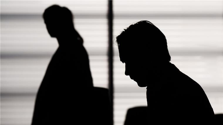 Prozess gegen Christian B.: Zeugin spricht Der Angeklagte Christian B. (r) steht im Gerichtssaal im Landgericht Braunschweig.