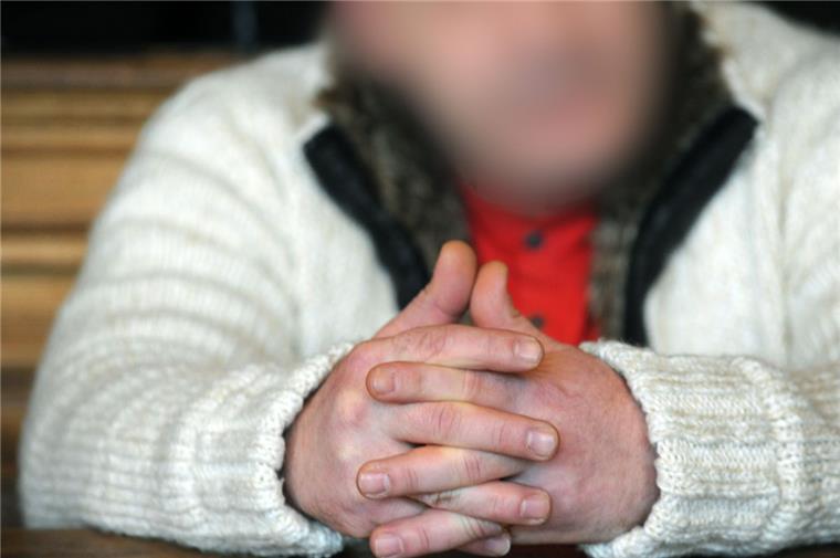 Clan-Mitglied Miri klagt gegen negativen Asylbescheid - Eilantrag gestellt Der Angeklagte, ein führendes Mitglied des Miri-Clans bleibt in Abschiebehaft.Sein Anwalt hat nun einen Eilantrag und eine Klage eingereicht. Er will die Abschiebung vor dem Verwaltungsgericht Bremen verhindern.