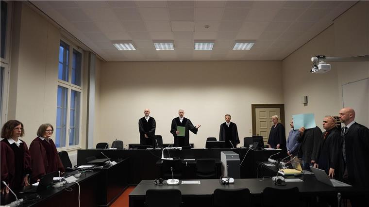 Der Angeklagte hat nach Feststellung des Gerichts als Milizenchef Zivilisten in Damaskus misshandelt und zu Zwangsarbeit gezwungen.
