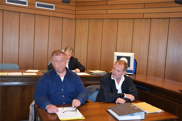 Prozess wegen fahrlässiger Tötung: Cuxhavener gesteht, vor Gericht gelogen zu haben Der Angeklagte, hier mit seinem Verteidiger bei einem der früheren Verhandlungstage, war wegen fahrlässiger Tötung angeklagt. Jetzt ist das Urteil da.