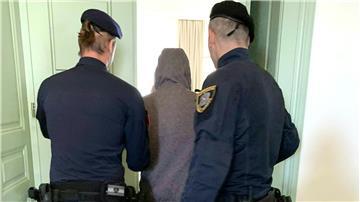 Missbrauch: Deutscher Erzieher in Österreich verurteilt Der Angeklagte in einem Missbrauchsprozess wird von Justizbeamten in den Gerichtssaal geführt.