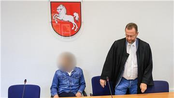 Der Angeklagte (l) sitzt neben seinem Verteidiger Bernd Leonhard im Landgericht Oldenburg.