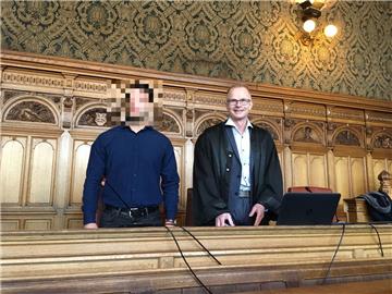 Der Angeklagte mit seinem Verteidiger zum Prozessauftakt.