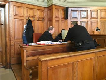 Der Angeklagte Nurgin G. gab über seinen Anwalt  eine Erklärung ab. 