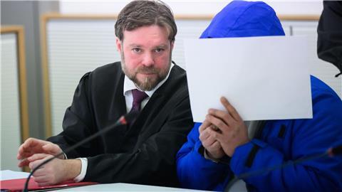 Der Angeklagte (r) sitzt mit seinem Verteidiger Jens Olof Breidert (l) im Gerichtssaal.