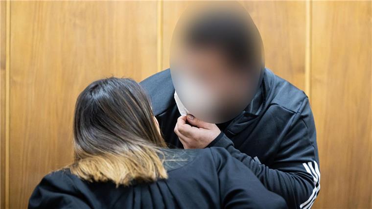 Der Angeklagte (r) spricht vor Prozessbeginn mit seiner Rechtsanwältin (l).
