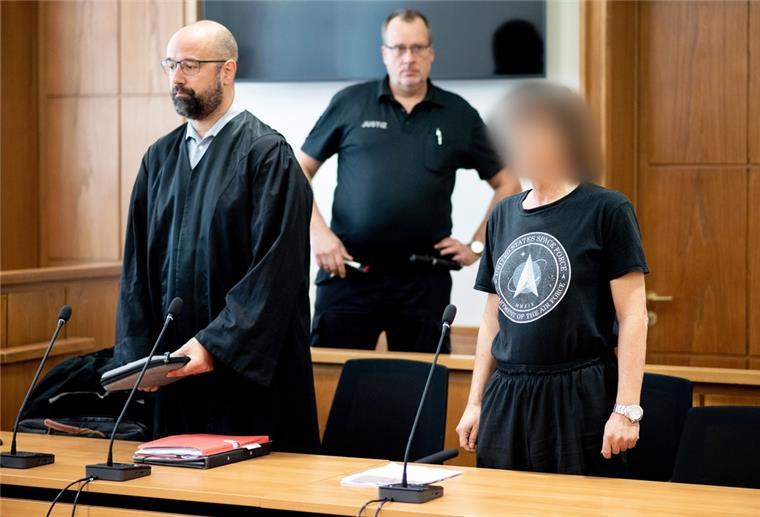 Der Angeklagte (rechts) steht vor Verhandlungsbeginn neben seinem Anwalt Tobias Pohl (l) in einem Gerichtssaal. 