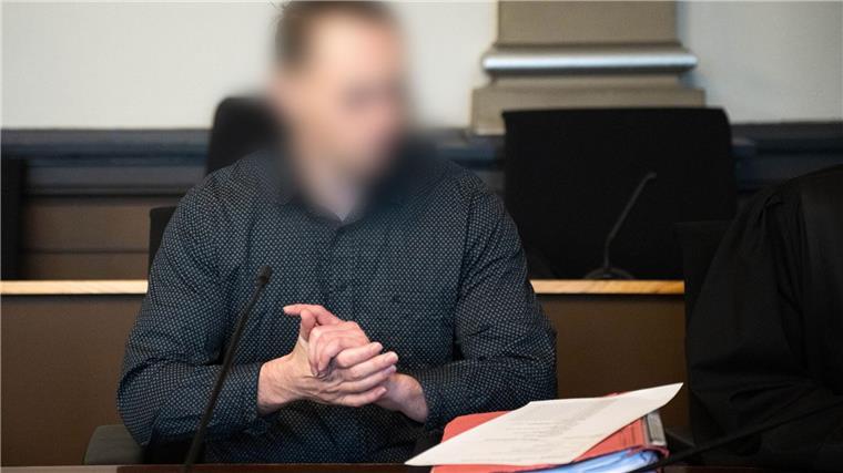 Der Angeklagte schweigt weiter.