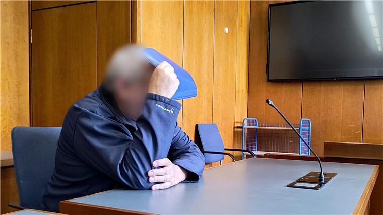 Attacke auf Grünen-Politikerin: Geldstrafe Der Angeklagte sitzt im Amtsgericht auf der Anklagebank.
