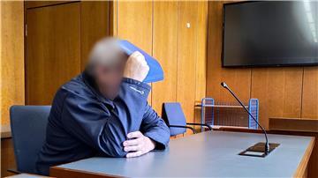 Attacke auf Grünen-Politikerin: Geldstrafe Der Angeklagte sitzt im Amtsgericht auf der Anklagebank.