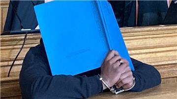 Mann soll Schwester getötet haben: Anklage plädiert auf Mord Der Angeklagte sitzt in einem Saal des Landgerichts.