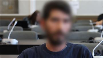 Hamburger Flughafen-Geiselnehmer wird im Prozess laut Der Angeklagte sitzt kurz vor Beginn der Verhandlung in einem Gerichtssaal des Strafjustizgebäudes in Hamburg.
