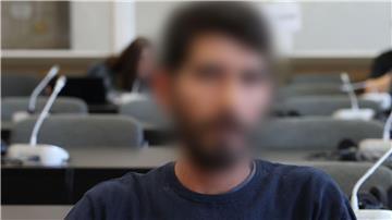 Zwölf Jahre Haft für Flughafen-Geiselnehmer Der Angeklagte sitzt kurz vor Beginn der Verhandlung in einem Gerichtssaal.