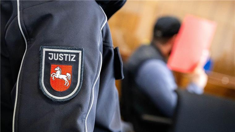 Mord an Partnerin: 32-Jähriger erhält lebenslange Haftstrafe Der Angeklagte sitzt vor Prozessbeginn im Gerichtssaal.