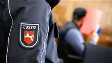 Mord an Partnerin: 32-Jähriger erhält lebenslange Haftstrafe Der Angeklagte sitzt vor Prozessbeginn im Gerichtssaal.
