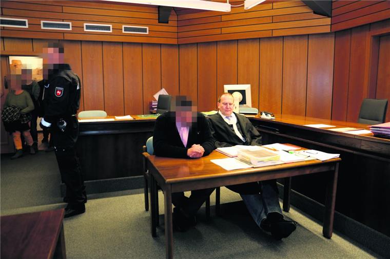 Der Angeklagte und sein Anwalt Thomas Domanski.