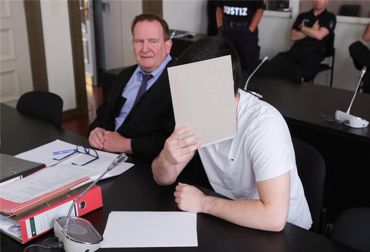Bremerhavener unter Terrorverdacht: Schüler soll Anschläge geplant haben Der Angeklagte verdeckt sein Gesicht neben Anwalt Thomas Domanski. Dem 18 Jahre alten Russen aus Bremerhaven wird vorgeworfen, er hätte sich dem „Islamischen Staat“ (IS) von Deutschland aus als Mitglied angeschlossen. Er soll Pläne für Anschläge unterstützt haben.