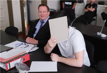 Der Angeklagte verdeckt sein Gesicht neben Anwalt Thomas Domanski. Dem 18 Jahre alten Russen aus Bremerhaven wird vorgeworfen, er hätte sich dem „Islamischen Staat“ (IS) von Deutschland aus als Mitglied angeschlossen. Er soll Pläne für Anschläge unterstützt haben.