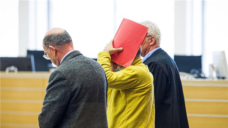 Der Angeklagte verdeckte sein Gesicht hinter einem roten Ordner. 