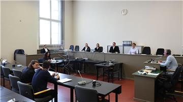 Lange Haft für Flughafen-Geiselnehmer gefordert Der Angeklagte (vorn) und seine Rechtsanwältin Anna Carlotta Bloch sitzen kurz vor Beginn der Verhandlung in einem Gerichtssaal des Strafjustizgebäudes in Hamburg.
