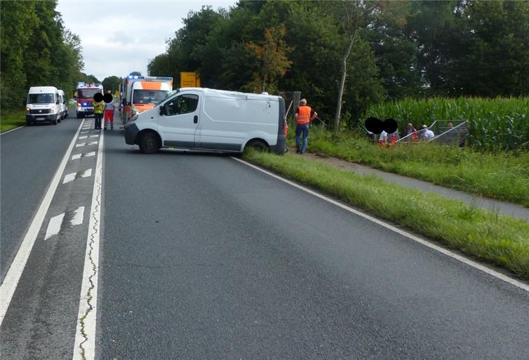 Der Anhänger eines Transprters hat einen Radfahrer auf der L135 schwer verletzt.