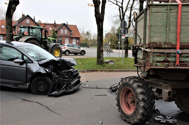 Der Anhänger hatte sich vom Trecker gelöst. Eine Autofahrerin konnte nicht mehr ausweichen. 