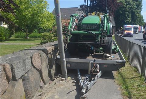 Der Anhänger löste sich und landete auf einem Fußweg.