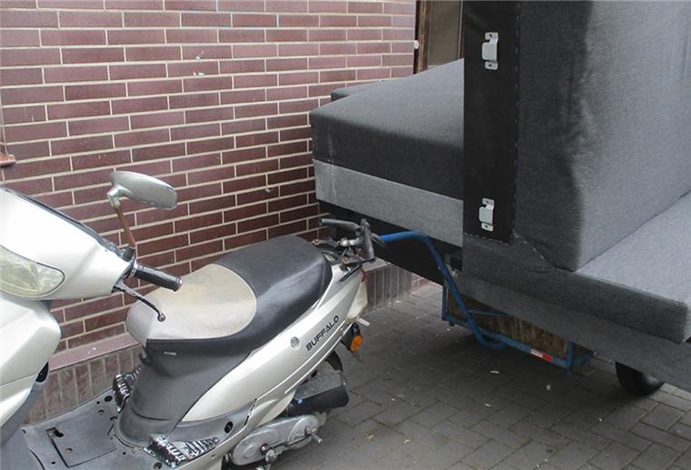Der Anhänger war lediglich mit einem Fahrradschlauch am Motorroller befestigt.