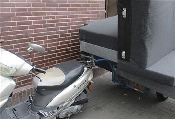 Der Anhänger war lediglich mit einem Fahrradschlauch am Motorroller befestigt.