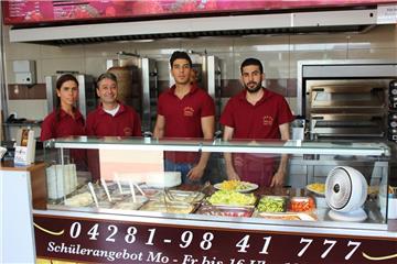 Der Ansturm kann kommen. Im Saray Grill an der Bahnhofstraße ist die Mannschaft für die aufkommende Mehrarbeit nach den Ferien gewappnet. Die Salate und Saucen sind vorbereitet und die Dönerspieße drehen sich schon. „Ibo“ Deniz (Zweiter von links) und sein Team freuen sich schon darauf, dass heute die Schule wieder beginnt. 