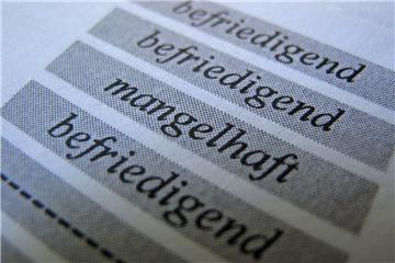 Der Anteil der Menschen ohne abgeschlossene Berufsausbildung oder Abitur sank in den vergangenen Jahrzehnten kaum. Er liegt bei den heute 25- bis 34-Jährigen bei 13 Prozent - bei den 55- bis 64-jährigen sind es 14 Prozent. In anderen Ländern konnte der Anteil der Geringqualifizierten in den vergangen 30 Jahren deutlich verringert werden: in Österreich etwa von 23 auf 10 Prozent, in der Schweiz von 16 auf 8 Prozent.