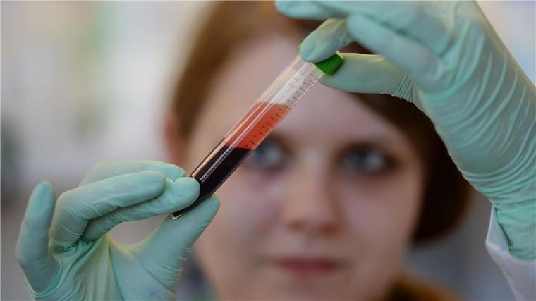 Der Anteil der schwangeren Frauen, die einen vorgeburtlichen Bluttest auf Trisomien vornehmen lassen, steigt nach Daten der Krankenkasse Barmer in Niedersachsen. (Symbolbild)