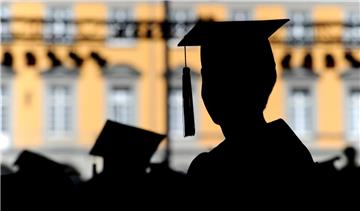 Der Anteil junger Erwachsener mit akademischen oder höheren beruflichen Abschlüsse stieg zwischen 2005 und 2015 von 22 auf 30 Prozent.