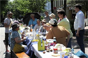 Der Arbeitskreis ?Nachbarn? und die Quartiersmeisterei Lehe haben  Straßenpicknick auf der Goethestraße organisiert. 