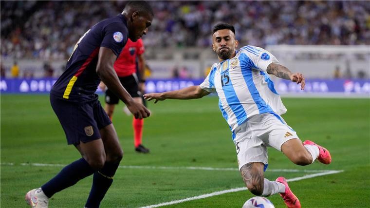Trotz Elfer-Patzer von Messi: Argentinien in Copa-Halbfinale Der Argentinier Nicolas Gonzalez (r) im Zweikampf mit Carlos Gruezo aus Ecuador.