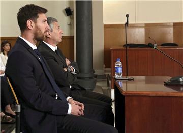 Der argentinische Fußball-Superstar Lionel Messi vom FC Barcelona und sein Vater sind im Steuerstrafverfahren zu jeweils 21 Monaten Haft verurteilt worden. 