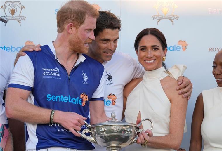 Harry und Meghan beim Polospiel für einen guten Zweck Der argentinische Profi-Polospieler Ignacio „Nacho“ Figueras (M) umarmt den britischen Prinzen Harry (l) und seine Frau Meghan Markle.