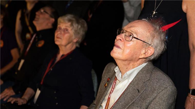 Raumsonde übersteht nahen Vorbeiflug an der Sonne Der Astrophysiker Eugene Parker (r) beobachtete 2018 den Start der nach ihm benannten Raumsonde. (Archivbild)