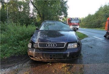 Der Audi ist nach dem Unfall stark beschädigt.