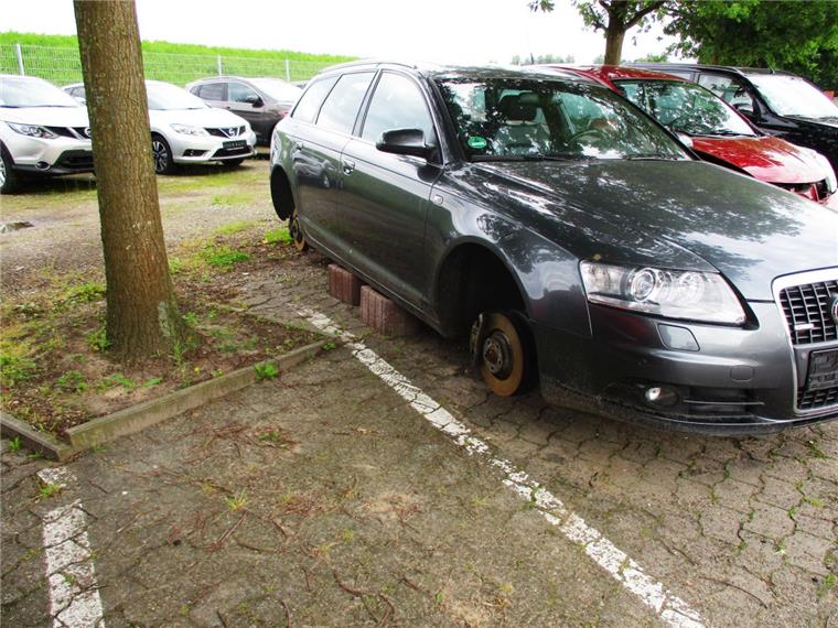 Aufgebockt und mitgenommen: Reifendiebe schlagen in Lehe zu Der Audi ist noch da, die Reifen sind verschwunden. Unbekannte Täter haben in der Nacht zu Donnerstag die Reifen von zwei Autos eines Autohauses an der Stresemannstraße in Lehe geklaut.